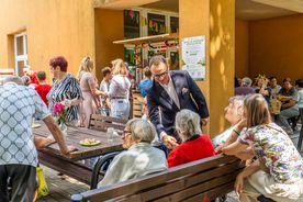 uczestnicy urodzin Dziennego Domu Pomocy Senioralnej