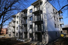 Kilkupiętrowy, nowy blok mieszkalny 
