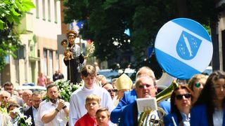 Procesja ulicami Rybnika z figurą świętego Antoniego - patrona miasta. 