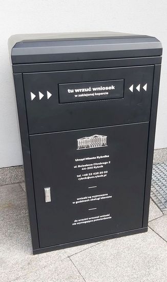 Czarna, metalowa wrzutnia na dokumenty urzędowe