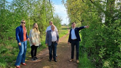 Prezydent Rybnika Piotr Kuczera wraz z współpracownikami ogląda teren byłego boiska „Parys” pomiędzy dzielnicami Zamysłów i Niedobczyce, gdzie może powstać Centrum Aktywności Lokalnej