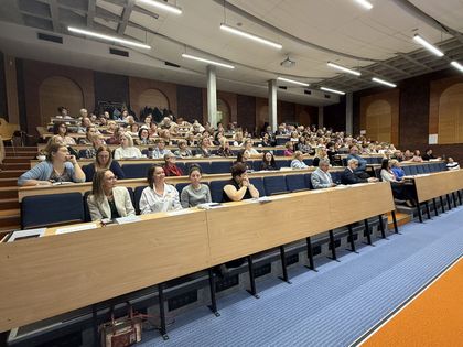 aula wypełniona ludźmi