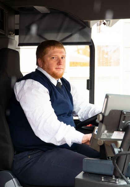 Kierowca autobusu siedzący w szoferce