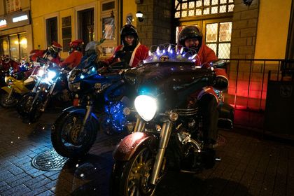 Motycykliści na motorach przebrani w stroje Mikołajów