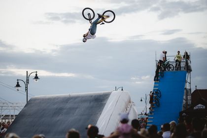 Sporty ekstremalne - dirt jumping. Sportowca podziwia publiczność