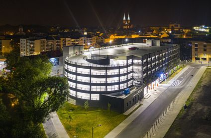 Parking wielopoziomowy nocą
