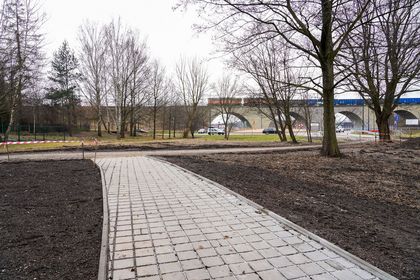Prace w parku śródmiejskim - zadrzewiony teren między ulicą Młyńską a rzeką Nacyną, staje się pełnoprawnym terenem rekreacyjnym
