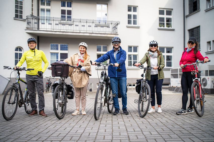 Grupa urzędników na rowerach
