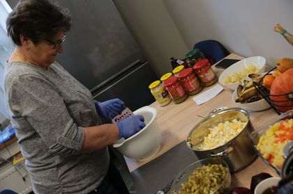 Rybnickie seniorki-wolontariuszki, przygotowujące potrawy świąteczne na „Wspólny Stół”.