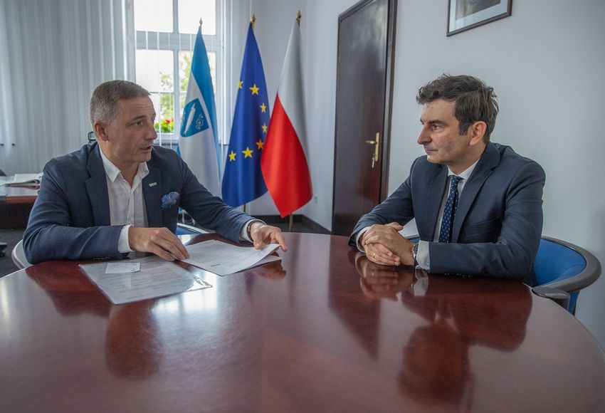 Rozomowa przy stole - Prezydent Rybnika Piotr Kuczera i Wojewoda Śląski Marek Wójcik 