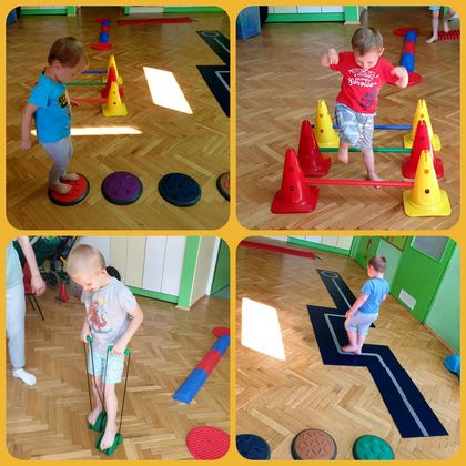 Bawiące się dzieci w sali przedszkolnej. 