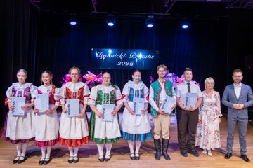 Osoby na scenie odbierające nagrody Prymus