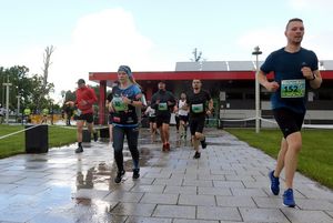 Grupa biegaczy biorących udział w plenerowym biegu