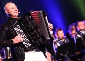 Marcin Wyrostek grający na akrodenonie