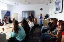 Grupa młodzieży w trakcie gry terenowej