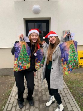 Dwoje młodych ludzi w czapkach Mikołaja