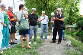Spacer z przewodnikiem bulwarami nad Nacyną