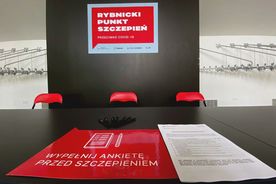 Blat, nad którym wisi tabliczka z napisem Rybnicki Punkt Szczepień