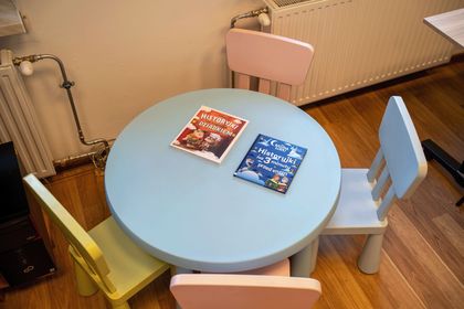 zdjęcie przedstawia stolik z książkami