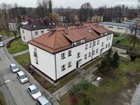 Kilkupiętrowy budynek mieszkalny po termomodernizacji. Widok z lotu ptaka.