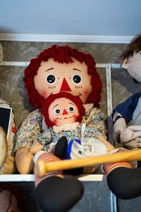 Zdjęcie przedstawia straszne lalki.