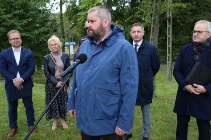 Spotkanie w dzielnicy Boguszowice Stare z udziałem prezydenta Rybnika, radnych Rady Miasta, dyrektorów miejskich jednostek oraz dziennikarzy.