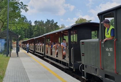 Pniowiec kolejka fot.A.Skupien 4 Kolejka wąskotorowa z turystami, stojąca na leśnej stacji