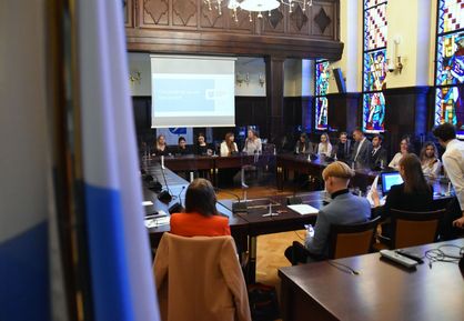 Radni Młodzieżowej Rady Miasta Rybnika na sali sesyjnej w Urzędzie Miasta Rybnika 