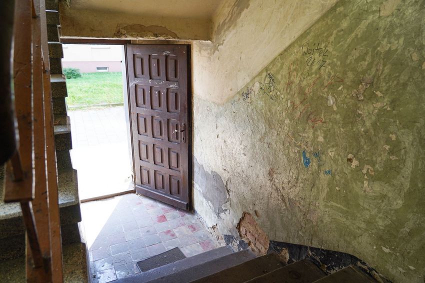 Wnętrze zaniedbanej klatki schodowej