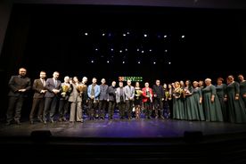 Uroczystość wręczenia nagród na scenie Teatru Ziemi Rybnickiej