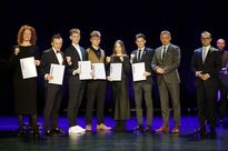 Zdjęcie przedstawia grupę osób pozujących do zdjęcia.