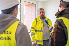 Briefing prasowy na terenie nowego budynku mieszkalnego TBS w Rybniku