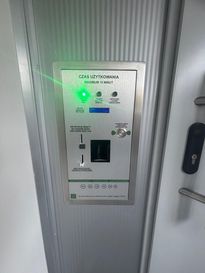 Zdjęcie przedstawia toaletę publiczną na placu wolności