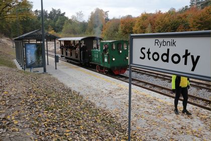 Kolejka fot.W.troszka 23 Tory, kolejka wąskotorowa, tablica z napisem Rybnik-Stodoły