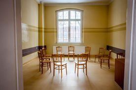 Wnętrze sali szpitalne - krzesła rozstawione w koło