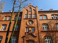 Wyremontowany, ceglany zabytkowy budynek w stylu neogotyckim