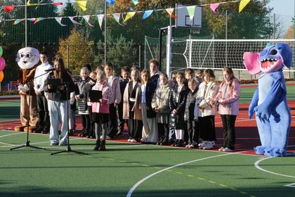 osoby na boisku sportowym