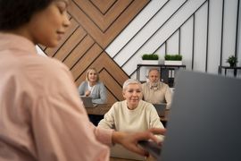 Seniorzy na sali wykładowej