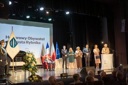 zdjęcie przedstawia ludzi stojących na scenie