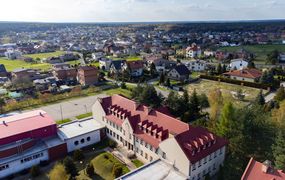 Zespół szkolno-przedszkolny w dzielnicy Ochojec - z lotu ptaka