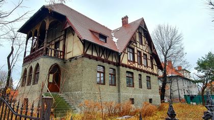 Zabytkowy budynek ze spadzistym dachem