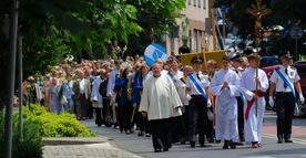 Procesja ulicami Rybnika z figurą świętego Antoniego - patrona miasta. 