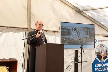 na zdjęciu widać mężczyznę, który mówi do mikrofonu.