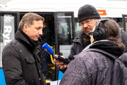 Prezydent Rybnika udzielający wywiadu do mikrofonu Radia90