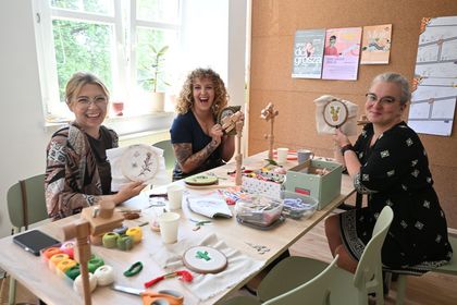 zdjęcie przedstawia szydełkujące kobiety