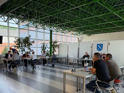 osoby siedzące w pomieszczeniu urzędu miasta
