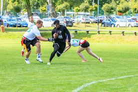 Sportowcy na boisku grający w futbol amerykański 