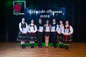 Uroczystość wręczenia na scenie nagród dla rybnickich prymusów