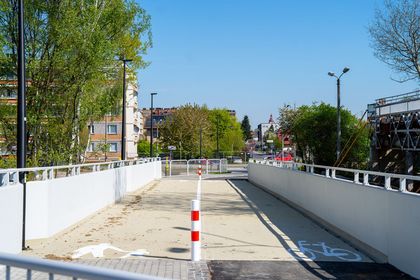 Zdjęcie przedstawia kładkę rowerową oraz dla pieszych.