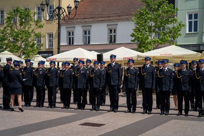 Zdjęcie przedstawia grupę ludzi ubranych w mundury strażackie.